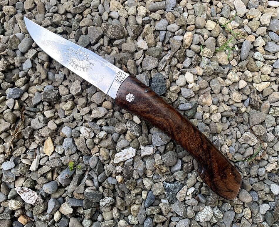 Couteau d'artisan Le Montagnard noyer cadran solaire