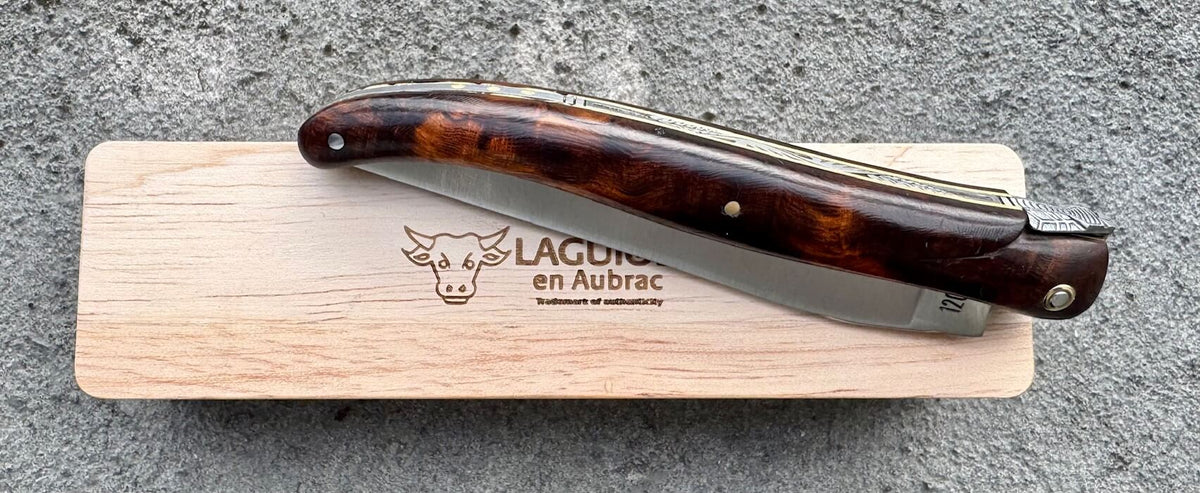 Laguiole en Aubrac ironwood, hand-engraved, view 3