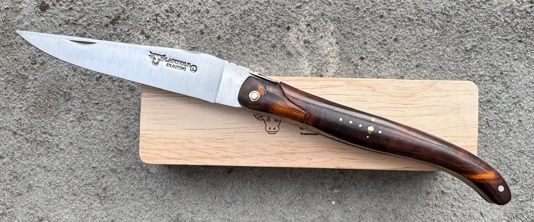 Laguiole en Aubrac bois de fer gravure main